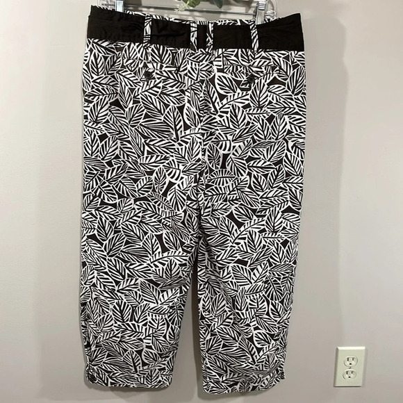 Lands’ End Cropped Brown Leaf Print Pants 10 - Picture 6 of 16